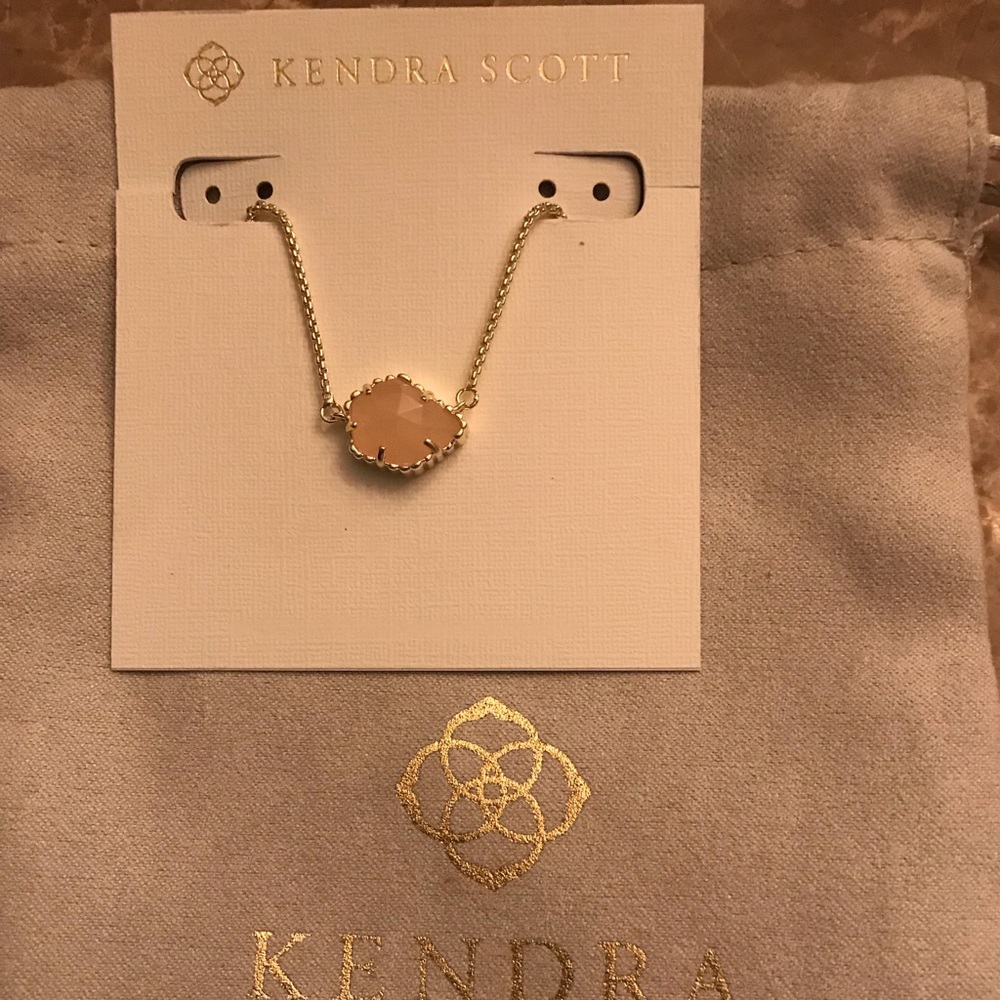 Kendra Scott necklace